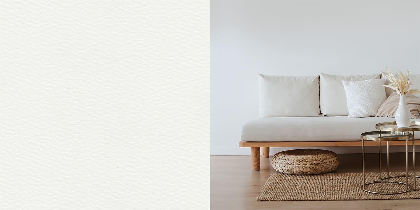 Placas decorativas de paja de elegancia minimalista en una pared blanca en  un interior moderno