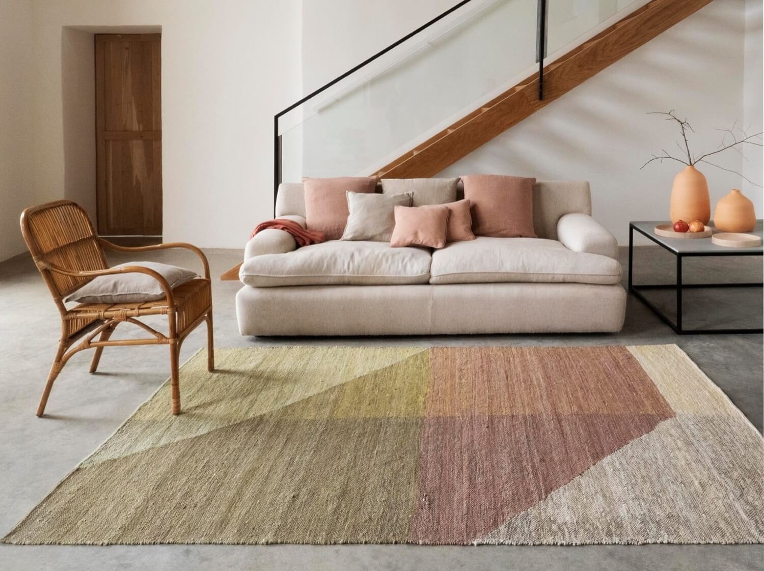 Sofá y alfombra de colores cálidos