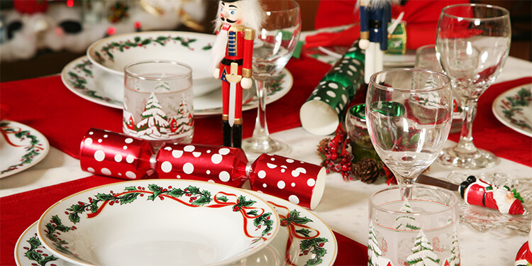 Cubertería, vajilla y copas  para cualquier mesa navideña
