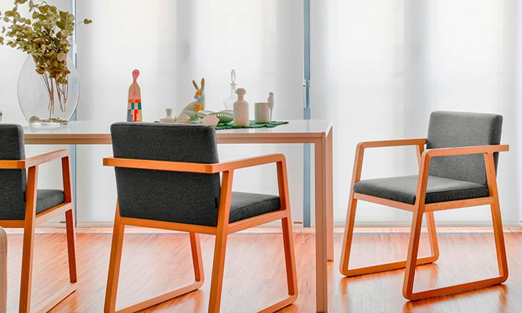 Silla con brazos Midori