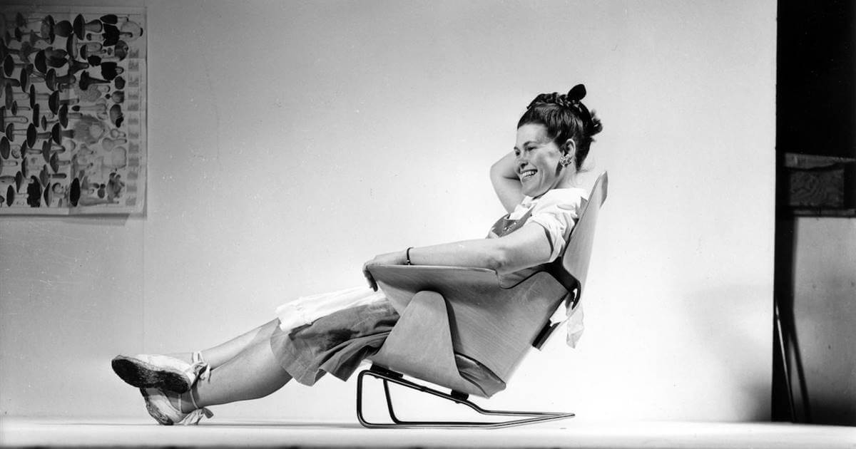 Ray Eames en silla diseñadora internacional