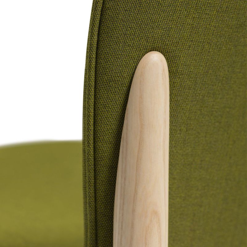 Silla tapizada Ona con patas madera de Vergés