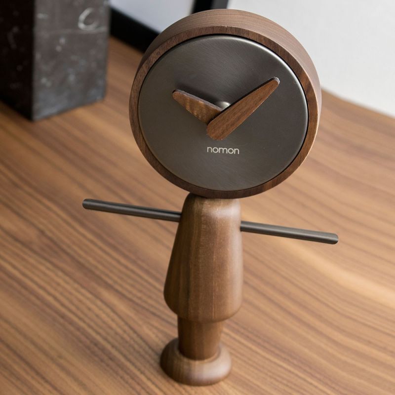 Reloj mesa Nene Nomon madera nogal