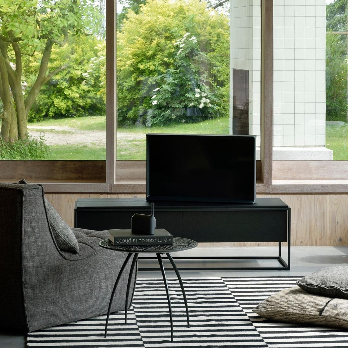 Mueble TV negro de madera maciza de roble Monolit